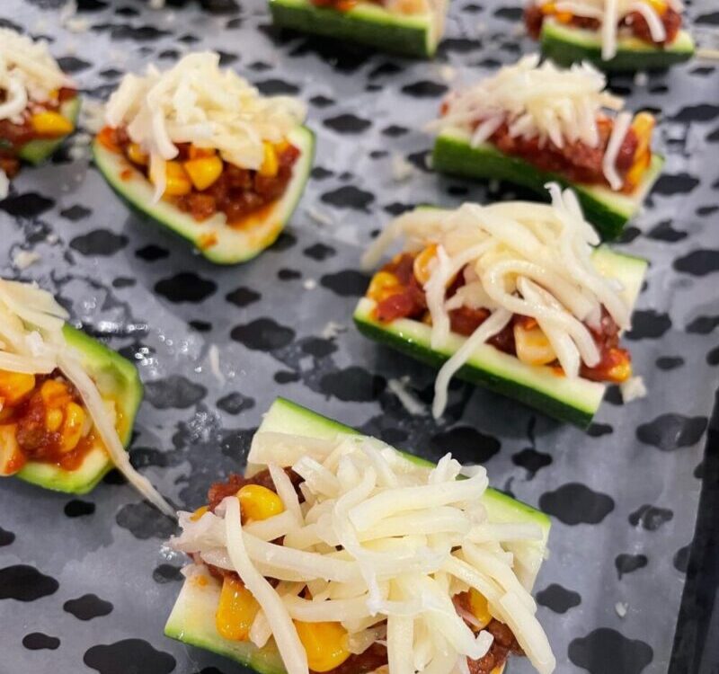 Baked zucchini tomato sauce with cheese

อาหารทานเล่นทำง่ายสุดๆ ใช้ Zucchini แทน...
