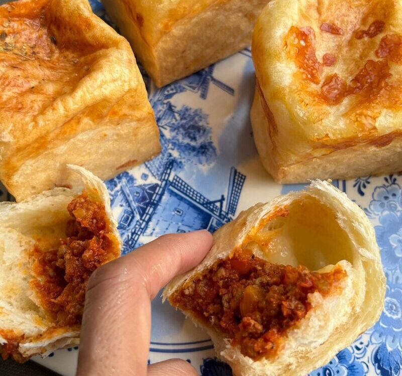 Bolognese and Ham Cheese Cube ขนมปังสี่เหลี่ยมขนมพอดี 4คำ..หมด จาก  ไม่เหมือนใคร...