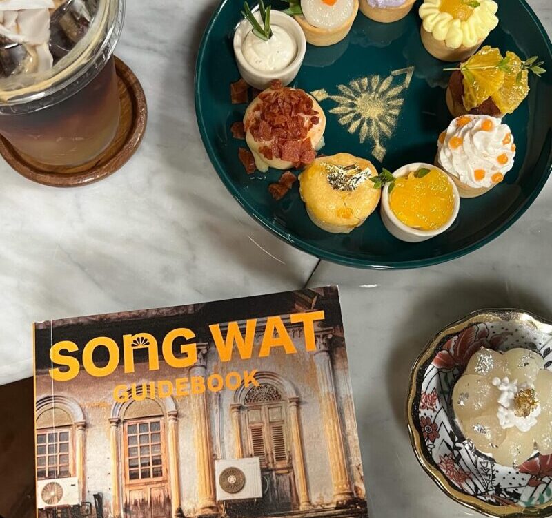 Cafe ที่เก๋มากในทรงวาด    
สวยตั้งแต่ interior กระจกสีโค้ง บรรยากาศในร้าน ดีเริช...