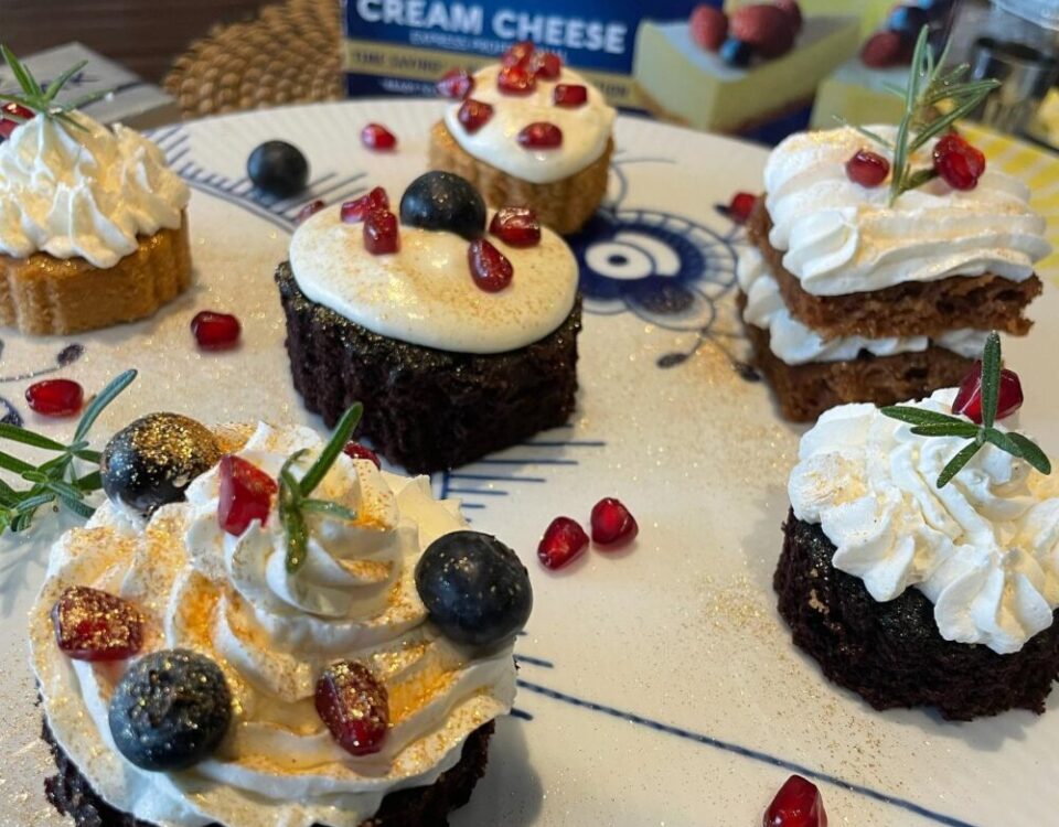 Christmas is coming soonหน้าครีมชีส ทำขนมได้หลายชนิดเลยนะคะ ไม่ว่าเอาไปบีบหน้าเค...