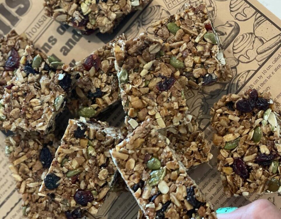 Energy Bar มีอะไรใส่เข้าไปกับgranola  แค่ใส่น้ำผึ้งกับpeanut butter ละลายให้เข้า...