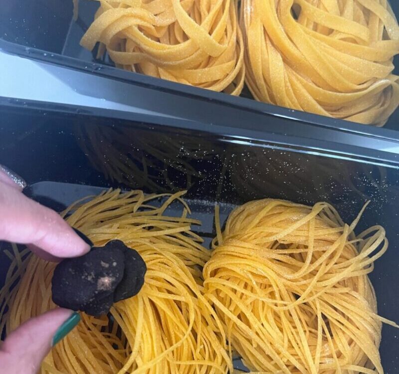 Fresh egg pasta and fresh truffle by  อร่อยที่สุด เส้นหนึบ รอทำเมนูเย็นนี้เลยค่ะ...