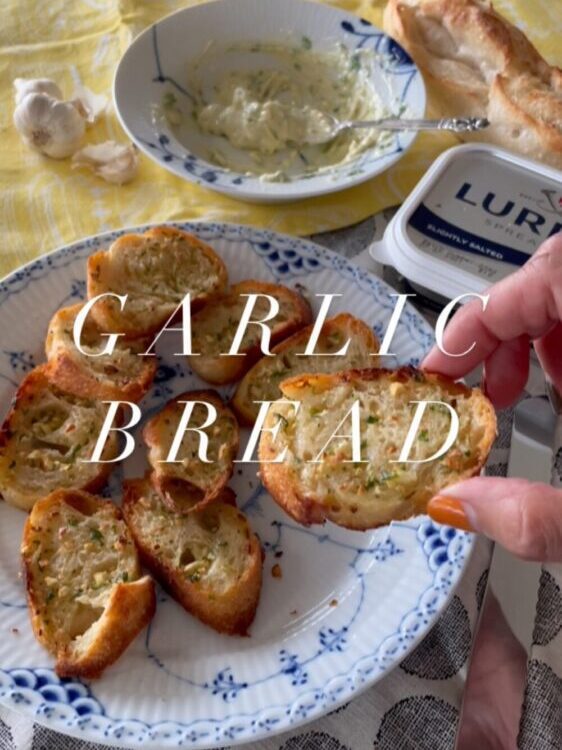 Garlic bread ทำง่าย ทานง่าย ทานได้ทุกคนค่ะ
แพรใช้ Spreadable salted Lurpak butt...