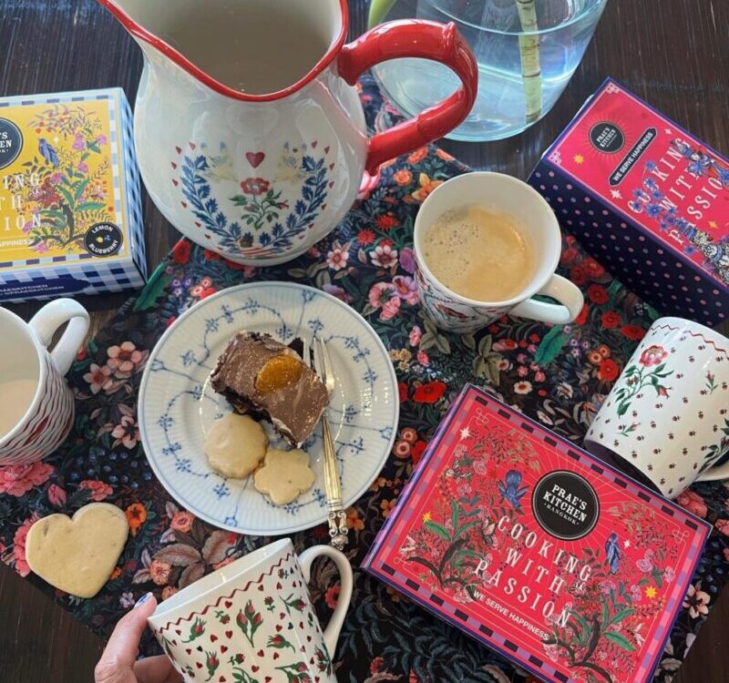 Good Morning Sundayทานกาแฟกับขนมเค้กใส่แก้วลายดอกน่ารักสดชื่น จาก  Have a happy ...