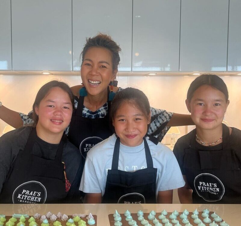 Pastel Meringue with golden leaves and mini pearl  for Kids Cooking Class today ...