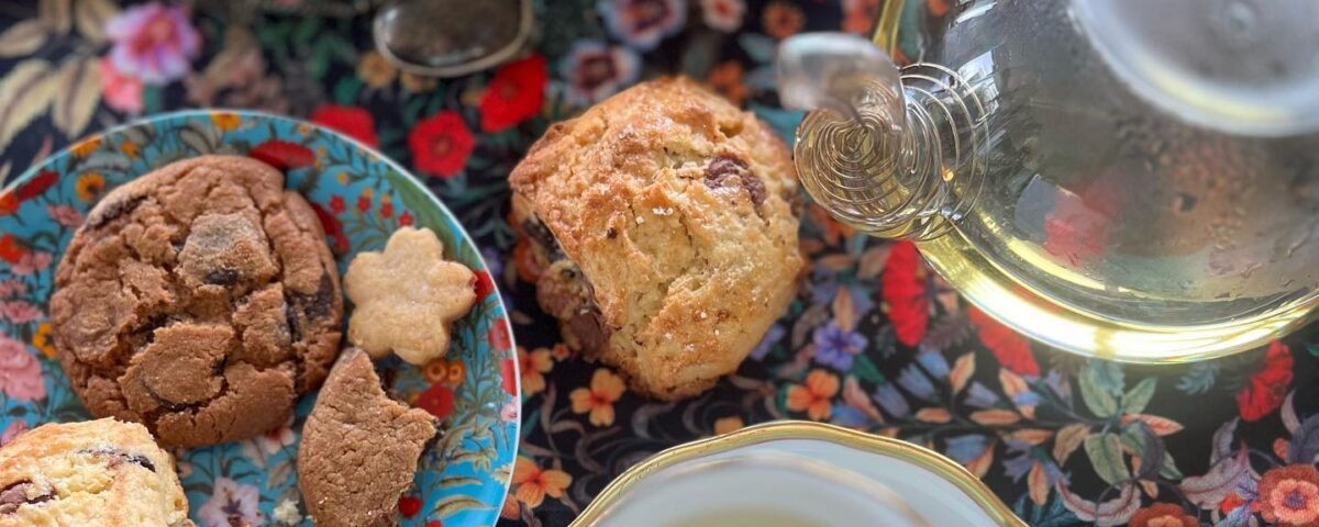 Scones & Cookies  for afternoon tea   น้องสะใภ้  ส่งขนมปัง sconesและคุกกี้มาให้ ...