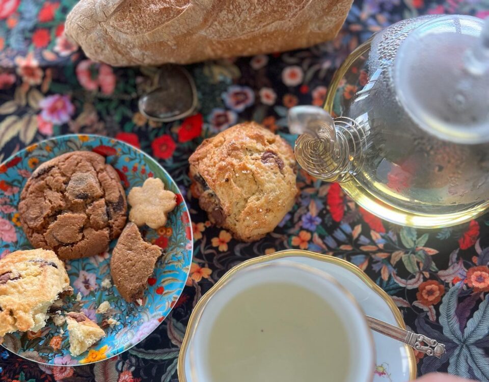 Scones & Cookies  for afternoon tea   น้องสะใภ้  ส่งขนมปัง sconesและคุกกี้มาให้ ...