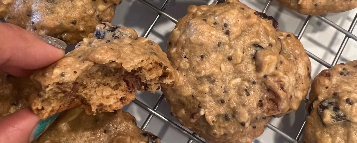 Soft baked Oatmeal Cookies with dried banana and perilla seed  สั่งขนม2กล่องวันน...