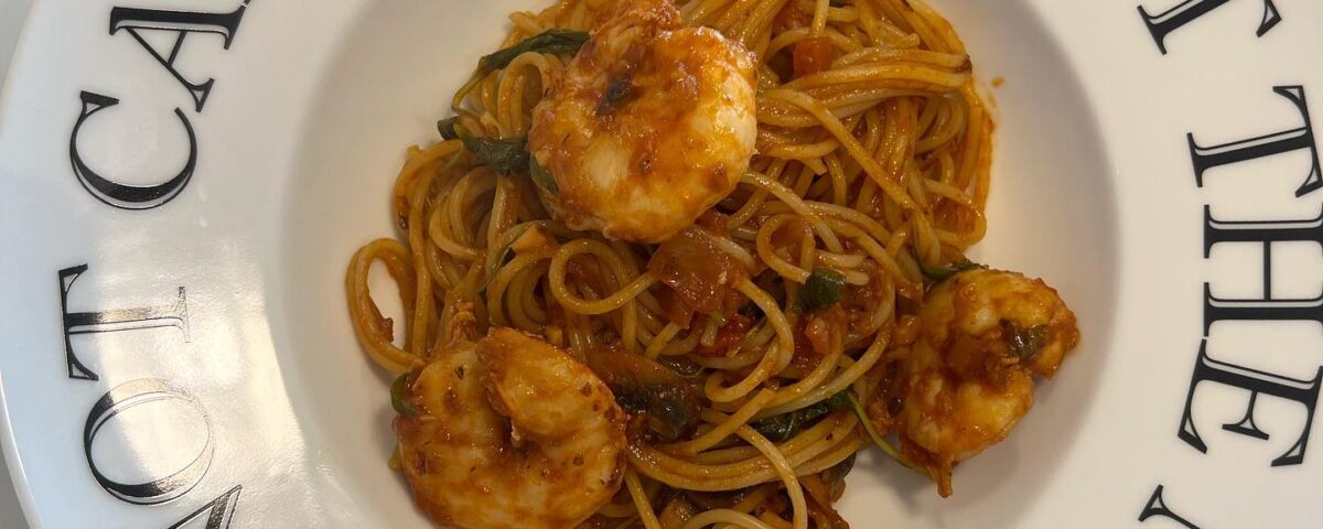 Spaghetti มันกุ้งซอสมะเขือเทศโหระพา บนจาน สวย เก๋มีstyle  ใส่จานสวยๆทำให้อาหารอร...