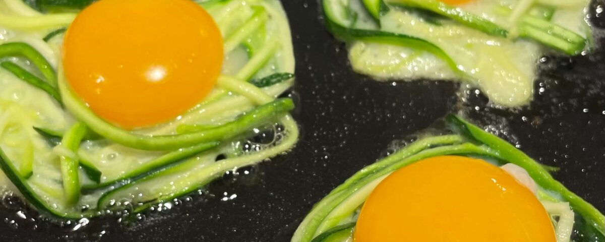 Zucchini egg nest
หนึ่งในเมนูน่าถ่ายรูป ดูดี ทำง่าย และน่าทานค่ะ

ฝานซูกินี่ ลวก...