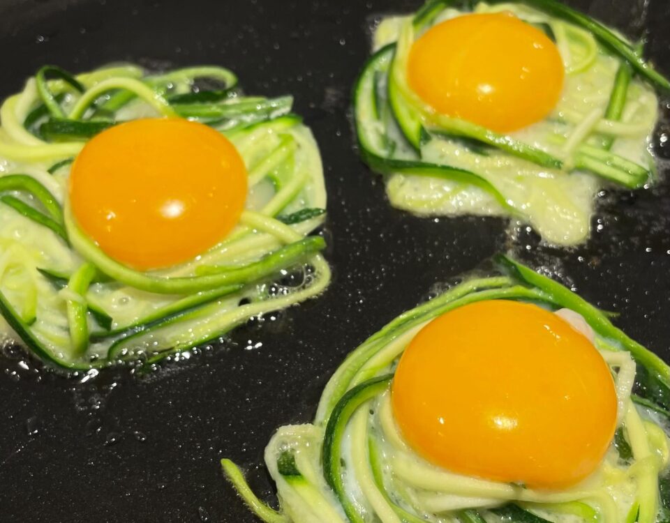 Zucchini egg nest
หนึ่งในเมนูน่าถ่ายรูป ดูดี ทำง่าย และน่าทานค่ะ

ฝานซูกินี่ ลวก...