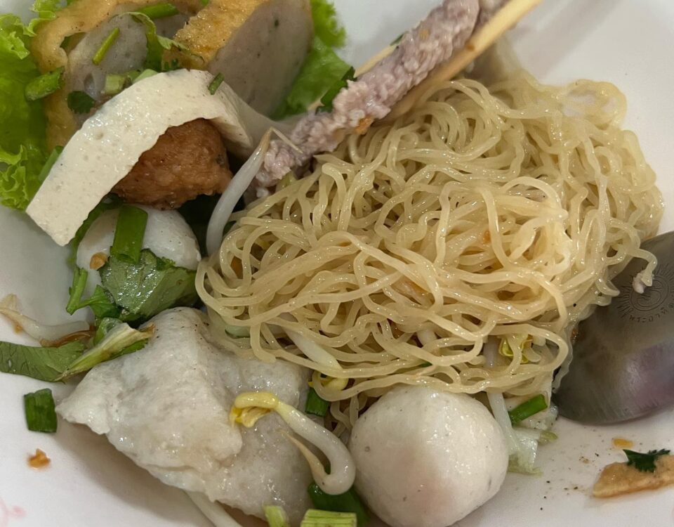 ก๋วยเตี๋ยวลูกชิ้นที่พบโดยบังเอิญ ในซอยวานิช1 เยาวราช เย็นตาโฟและบะหมี่แห้ง ดีงาม...