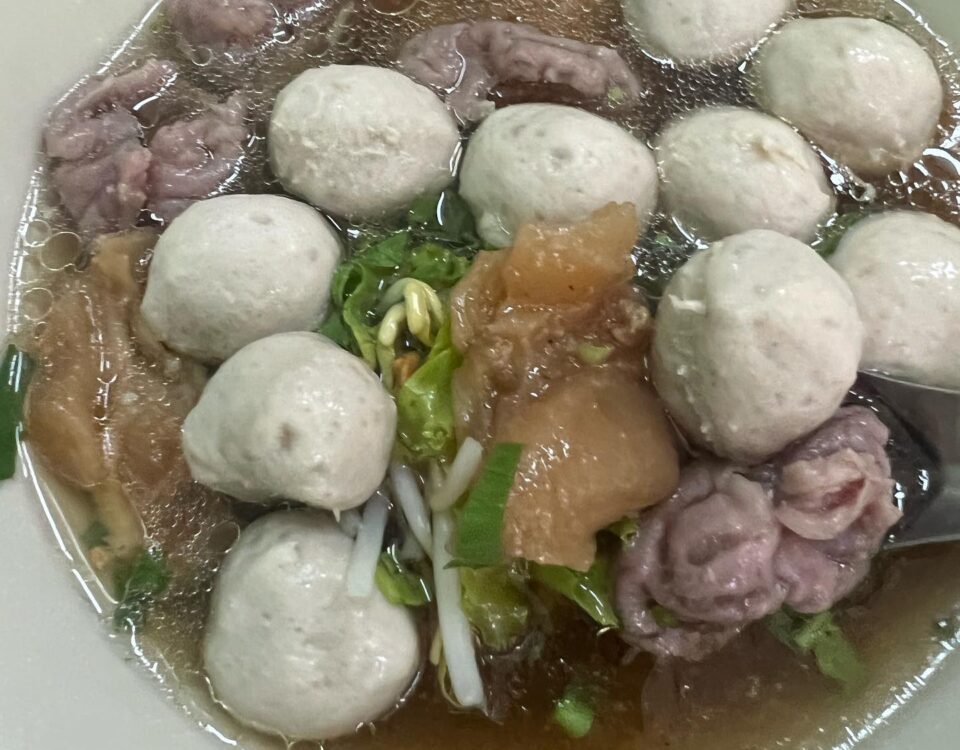 ก๋วยเตี๋ยวลูกชิ้นเนื้ออร่อยจัง น้ำใส เอ็นดี เนื้อลาย เนื่อตุ๋นเริ่ด ที่ร้านหยกแส...