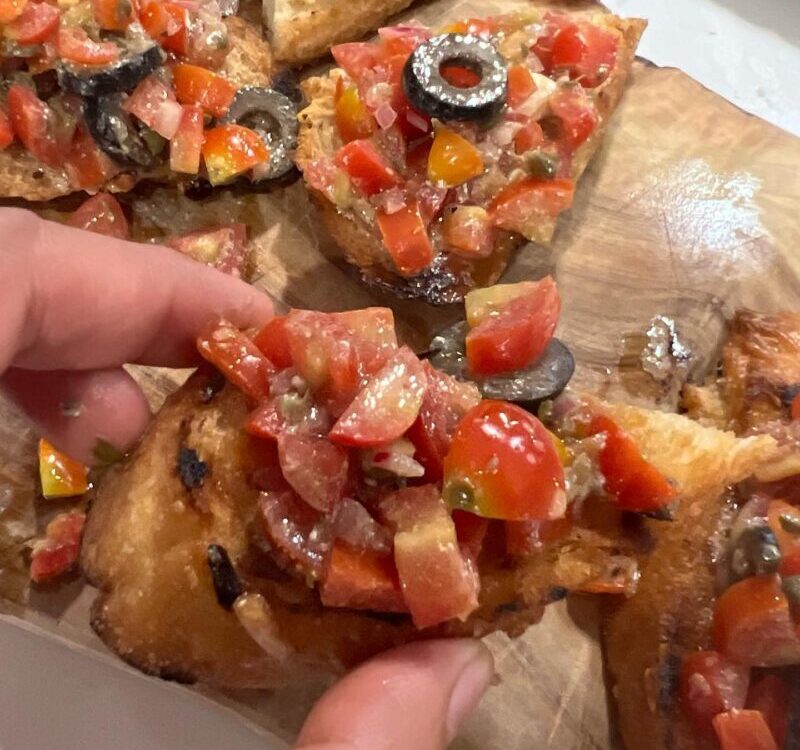 ขนมปังหน้ามะเขือเทศ มะกอก โรยด้วยFeta cheese  ทำง่าย อร่อยด้วย   5นาทีเสร็จ 
Hom...