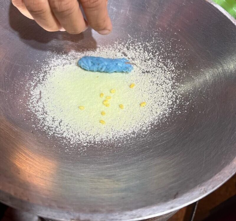 ขนมไทยโบราณหาทานยากที่ ตลาดบ้านใหม่100ปี ขนมเกสรลำเจียก ดูวิธีทำแล้วยอมรับในฝีมื...