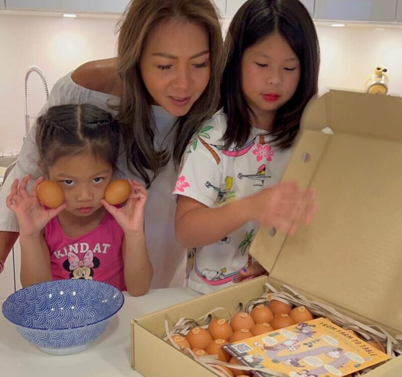 คายตะขาบให้หลานทั้งสอง ริมา ริสา 
เริ่มจากเมนูไข่ จากแม่ไก่อารมณ์ดี  ปลอดสารเคมี...