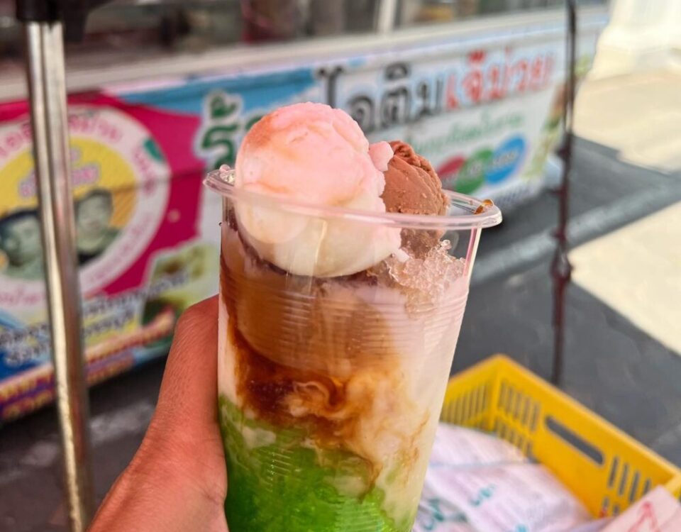 ตามคุณเมย์  มาติดๆ ทางผ่านมาหัวหิน หยุดแวะทานลอดช่อง ไอติมน้ำตาลโตนดไม่เสียเที่ย...