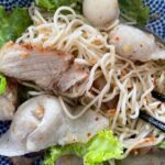 บะหมี่กัว! ร้านบะหมี่ในซอยหลังสวนที่เส้นบะหมี่ไม่เหมือนใคร ใส่ลูกชิ้นปลา เกี๊ยวป...