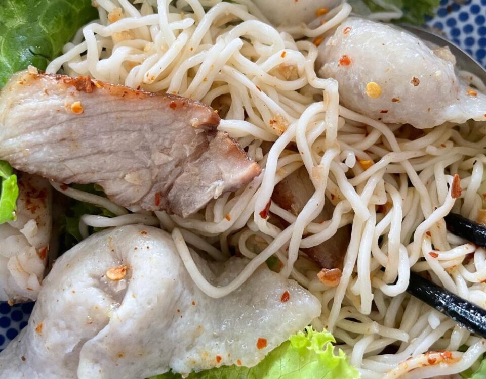 บะหมี่กัว! ร้านบะหมี่ในซอยหลังสวนที่เส้นบะหมี่ไม่เหมือนใคร ใส่ลูกชิ้นปลา เกี๊ยวป...