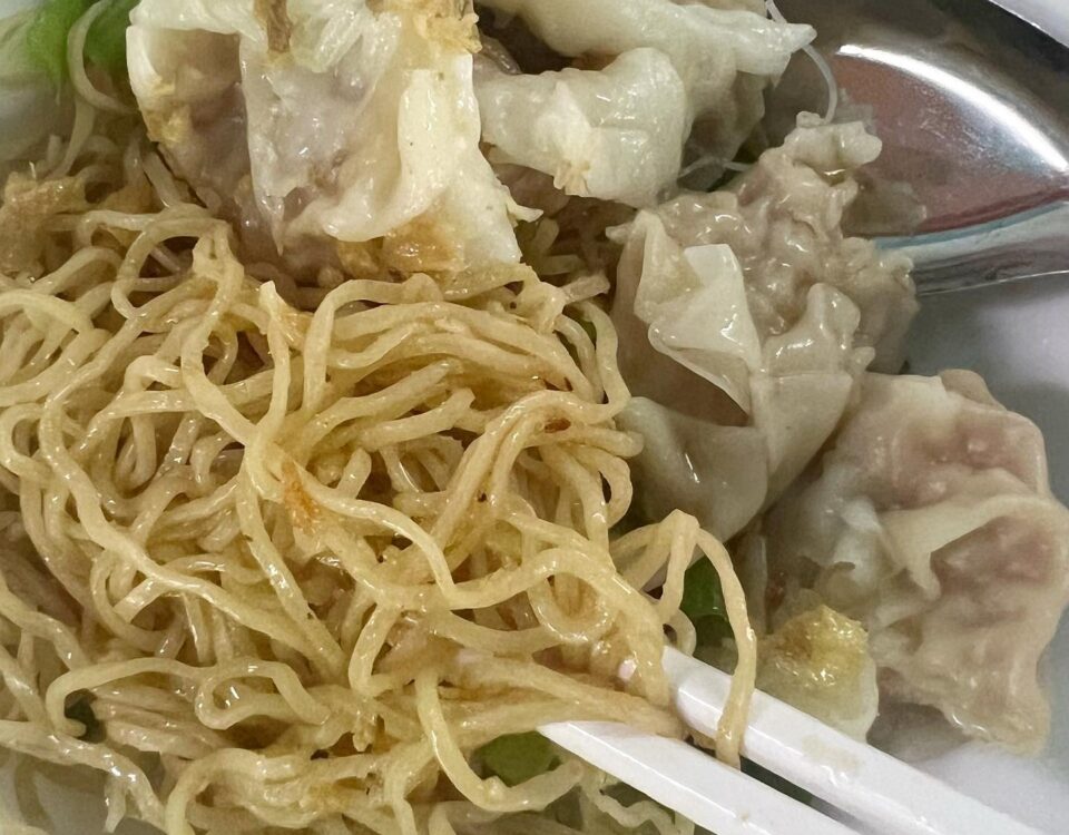 บะหมี่เส้นเหนียวหนึด ชอบมากค่ะ ทั้งเส้นแบนและกลม ลูกชิ้นปลาไม่ต้องพูดถึง ลูกชิ้น...