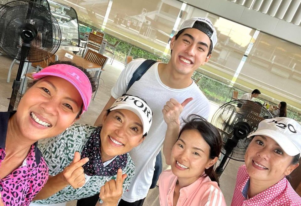 ป้าๆหน้าระรื่น   เมื่อเจอหลานสุดหล่อ   หลังออกรอบเสร็จ...