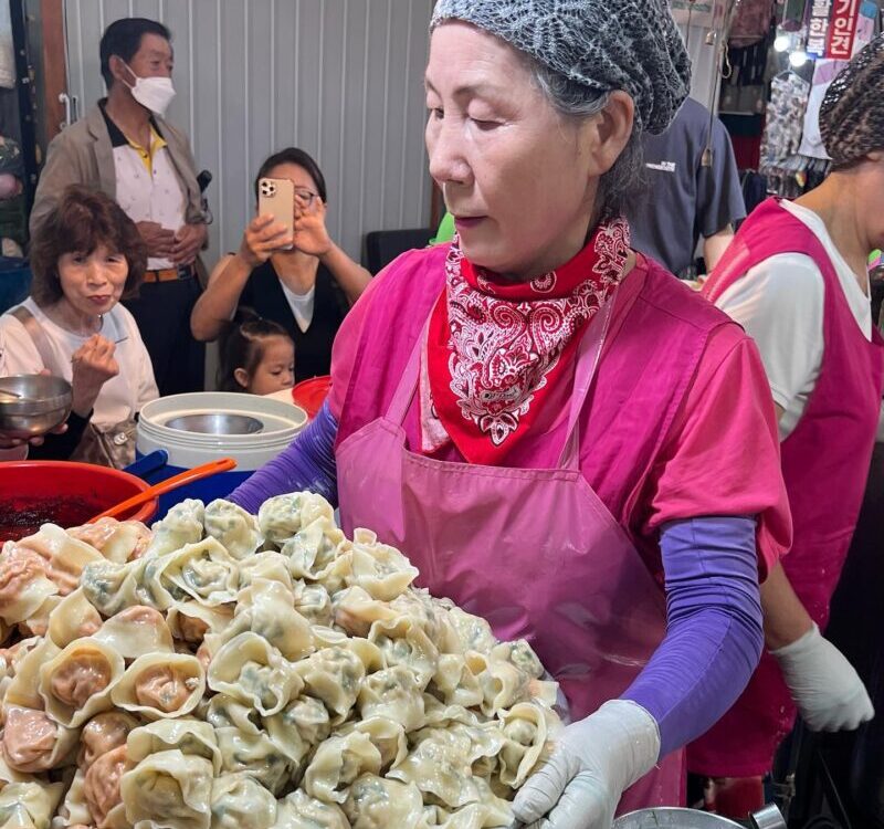 มาร้านเกี๊ยวคุณป้าในNetflixที่ตลาดกวางจัง Gwangjang คนเยอะมาก...