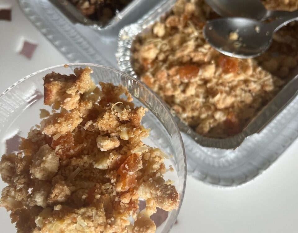 ยกขนมออกใหม่2ตัว มะตูมครัมเบิ้ลและโอวัลตินภูเขาไฟมาให้น้องจูน  ชิมถึงที่ ผู้เป็น...