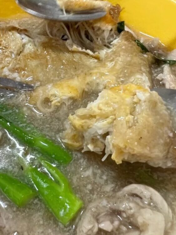 ราดหน้าโปะไข่หอมกลิ่นกะทะ หมูหมักกลมกล่อม นุ่มละมุน ร้านแม่ละมัย ทาวน์อินทาวน์ ใ...