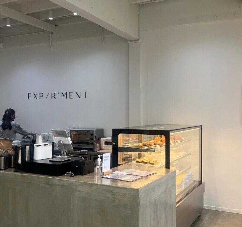 ร้านกาแฟดีไซน์เก๋ ย่านสามย่าน เปิดตั้งแต่เช้าเลยค่ะ ชาเขียวดีงาม ไม่ขมมากเพราะคน...