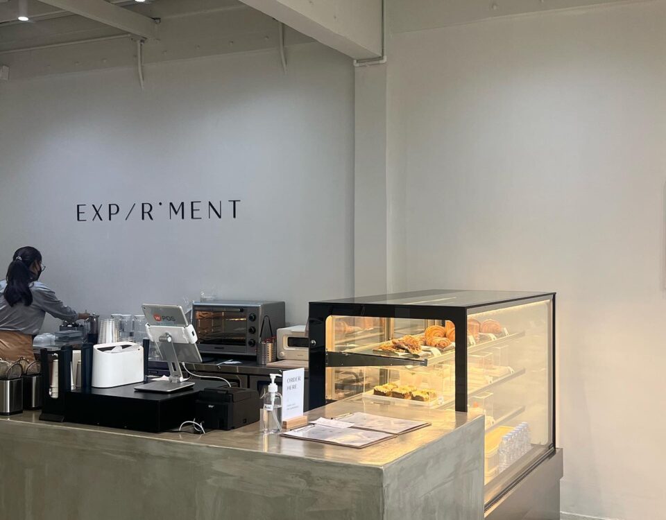 ร้านกาแฟดีไซน์เก๋ ย่านสามย่าน เปิดตั้งแต่เช้าเลยค่ะ ชาเขียวดีงาม ไม่ขมมากเพราะคน...