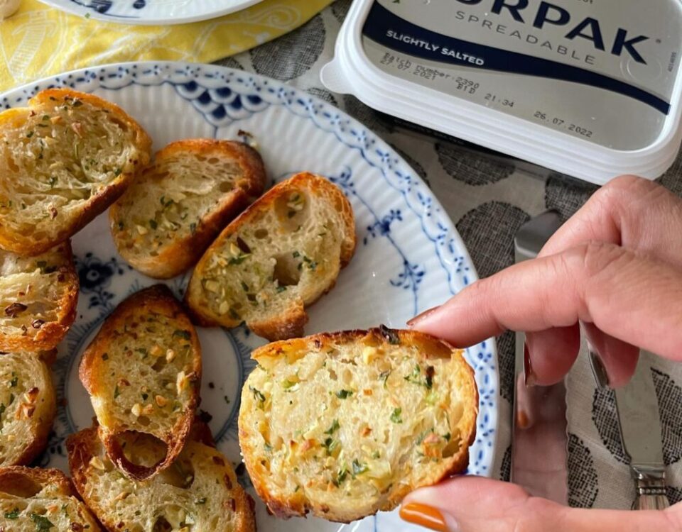 วันนี้ขอนำเสนอ ขนมปังกระเทียมค่ะ ทำง่าย ทานได้ทุกคน เคล็ดลับความอร่อยนี่เลยค่ะ เ...