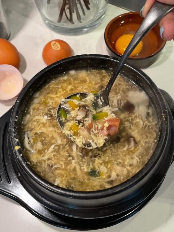 วันนี้เรามาทำ Hot & Sour soup
สไตล์เกาหลี ร้อน ๆ
ทานแล้วอบอุ่น ดีต่อใจ

ทำง่าย ๆ...