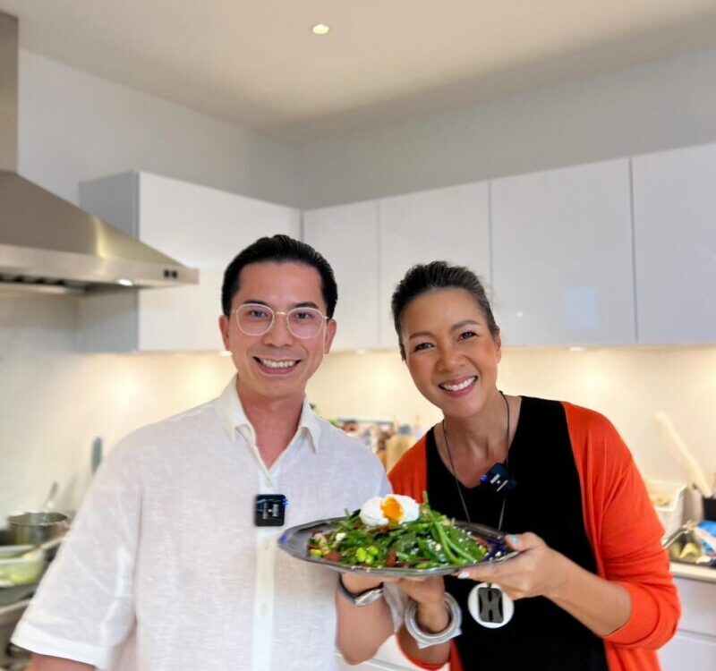 วันนี้ได้รับเกียรติ สอนนักร้อง  ทำสลัดค่า  ทำไปร้องเพลงไปเลยนะ เพลงเค้าออกใหม่จ้...