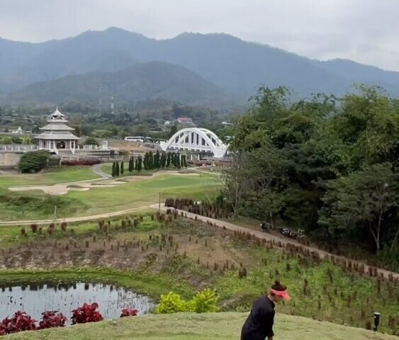 สนามกอล์ฟ Gassan ขุนตาล   สุดยอด ประทับใจมาก สวยสุดๆ ที่สุด เล่นๆอยู่
รถไฟขับผ่า...