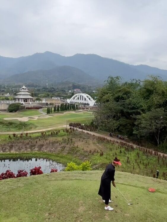 สนามกอล์ฟ Gassan ขุนตาล   สุดยอด ประทับใจมาก สวยสุดๆ ที่สุด เล่นๆอยู่
รถไฟขับผ่า...