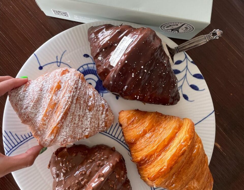 สาระพัดCroissant  จาก  อร่อยทุกรส ชอบครัวซองค์ไส้นม Ferreoมากค่ะ ขอบคุณพี่แหน  ม...