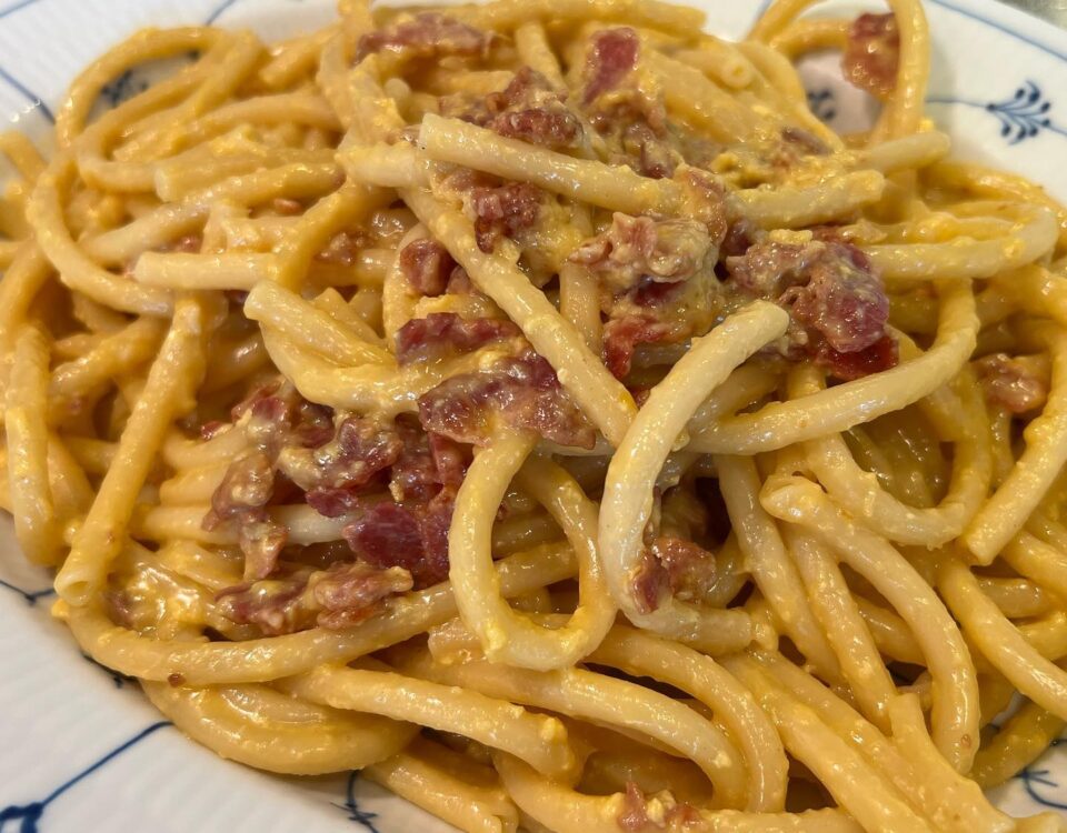 หลังจากใช้ไข่ขาวไปทำเมอแรงค์ เอาไข่  มาทำSpaghetti Carbonara ผสมชีสกับชีสParmesa...