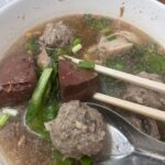 อาหารเช้าที่เชียงรายต้มเลือดหมูร้าน สหรสใส่จิงชูฉ่าย อร่อยมาก จบด้วยก๋วยเตี๋ยวเน...