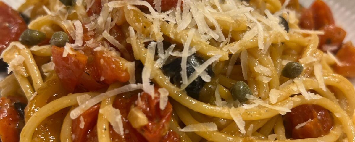 อาหารเย็นวันนี้
Spaghetti with  anchovies tomatoes olives capers and parmesan ch...