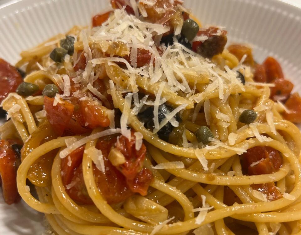 อาหารเย็นวันนี้
Spaghetti with  anchovies tomatoes olives capers and parmesan ch...