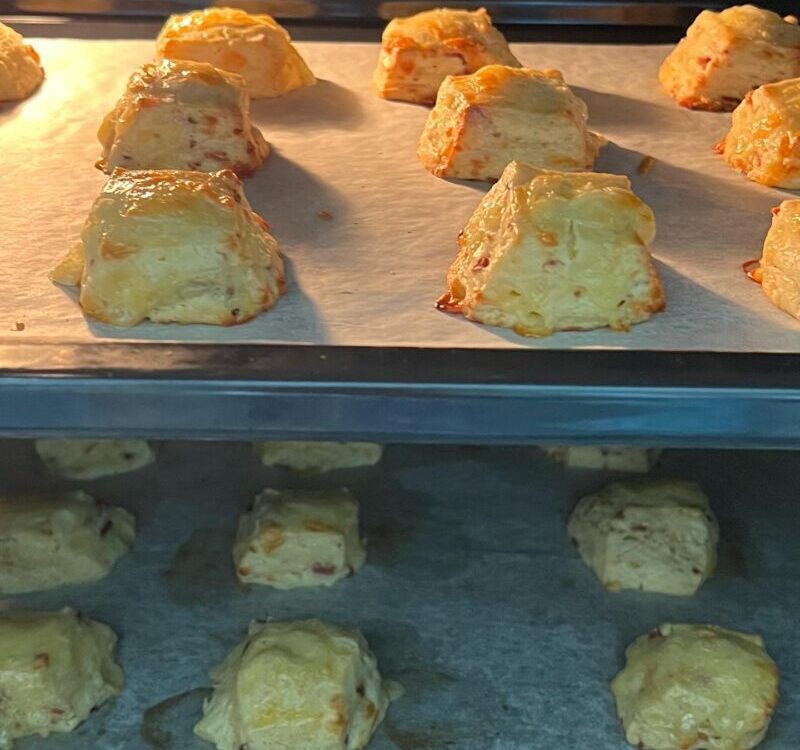 เป็น Cheese Sconeที่อร่อยที่สุด!!!  หอมเนย ชีสแน่น รสจัด เหมือนที่อังกฤษเลย บิทา...