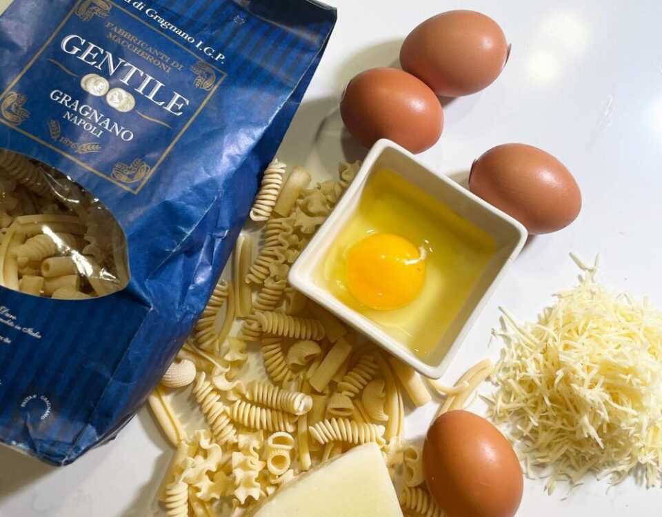 เพราะไข่สด เลยเป็นcarbonaraในวันนี้
เราใช้แต่ไข่แดงสดๆจากฟาร์ม กระหน่ำชีสนานาช...