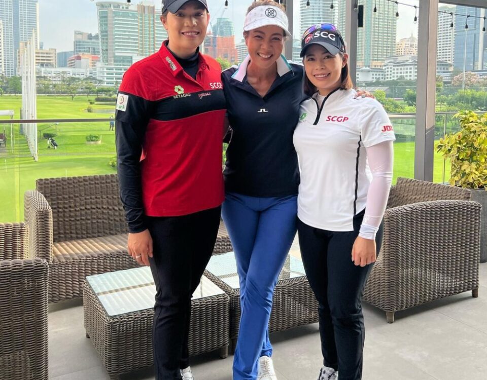 เมื่อน้องเมย์  น้องโม  มาเยือนSport Club ต้องขอลายเซ็นต์และถ่ายรูปคู่ด้วยหน่อย ก...