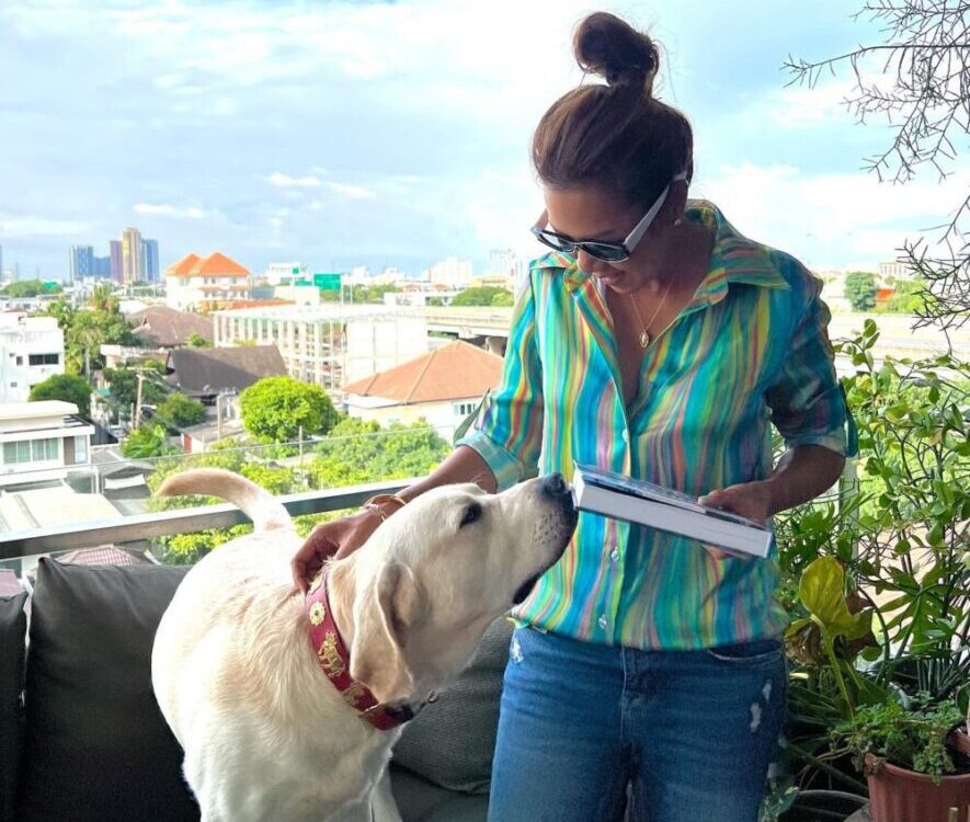 เห็นแค่เสื้อก็สดชื่นแล้วชอบมาก เสื้อสีรุ้งตัวนี้ได้แรงบันดาลใจการออกแบบมาจากสีขอ...