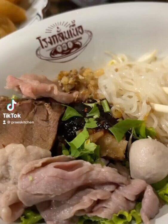 แฟนก๋วยเตี๋ยวเนื้อเชิญทางนี้จ้า ร้านโรงกลั่นเนื้อ  เค้ามีน้ำซอสสูตรเด็ดใส่เส้นเล...