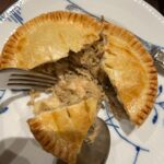 ใครชอบทานพายไก่ พายเนื้อ ลองร้าน  ดูนะคะ...