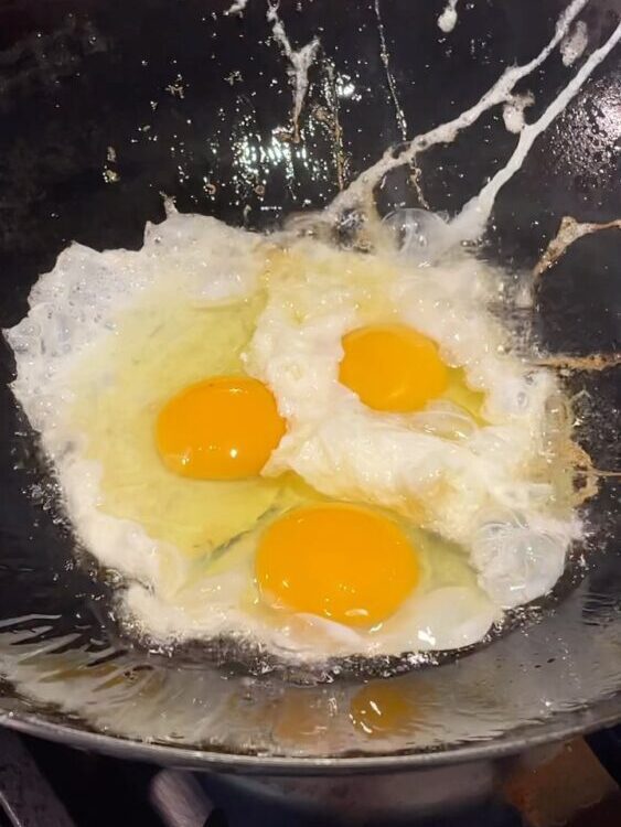 ไข่ระเบิดน้ำปลาทรงเครื่อง
เมนูสุดเบสิค แต่อร่อยเสมอ แบบปฏิเสธไม่ได้ค่ะ

ปรุงน้ำป...