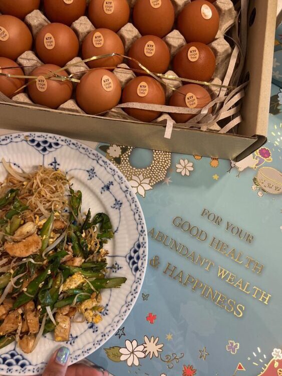 ได้กล่องไข่ของขวัญจาก  ลายใหม่ ตัมสงกรานต์ เกิดไอเดียทำเมนู “หมี่ซั่วไก่ผัดไข่กะ...