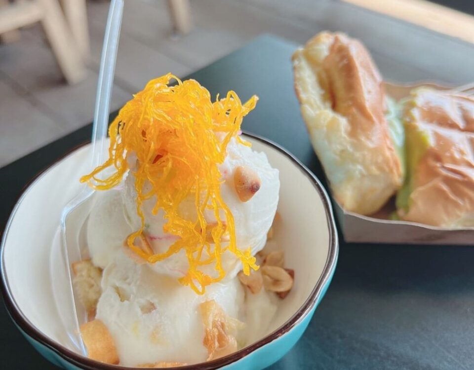 ไอติมกะทิสดโบราณ ขนมปังปิ้งสังขยาทำเอง วิวริมน้ำบางปะกง กาแฟอร่อยชอบมาก ดีไปหมด ...