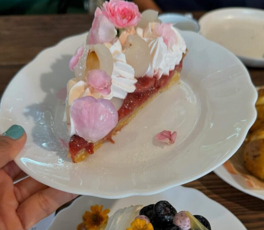 เค้กอะไร? สวยจัง หวานน้อย อร่อยมากด้วย
ก็เค้กที่บ้านนาคาเฟ่  
ของน้องแจมมี่ไง  
...